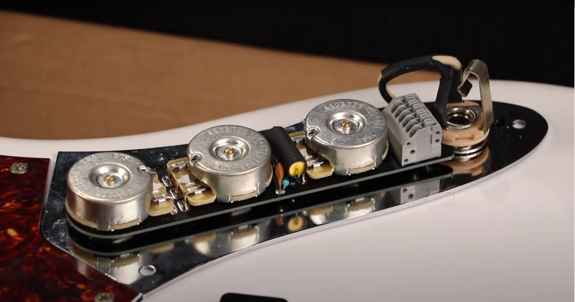 Laden Sie das Video: Obsidianwire für Jazz Bass Installationsdemo