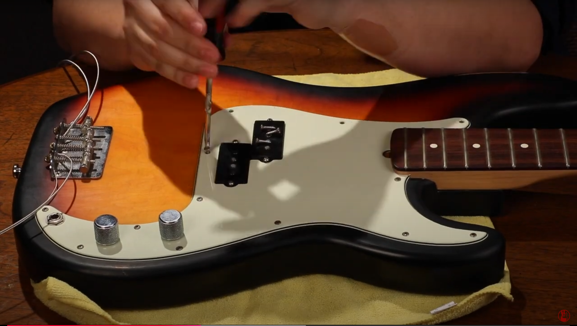 Laden Sie das Video: obsidianwire für Precision Bass Installationsdemo